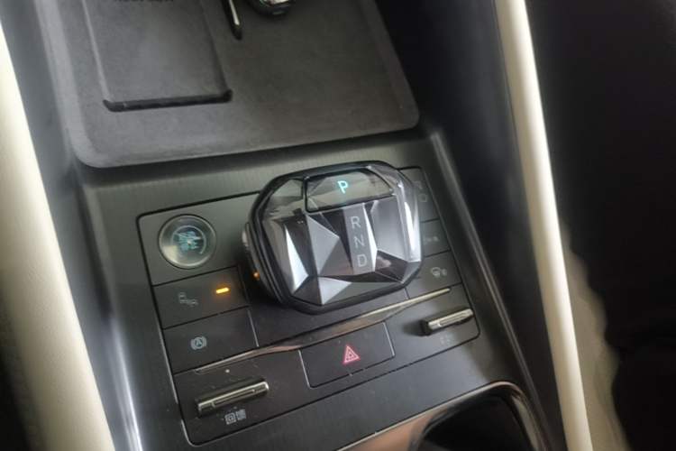Used BYD Song L EV 2024 662 km Beyond Edition Gear Lever