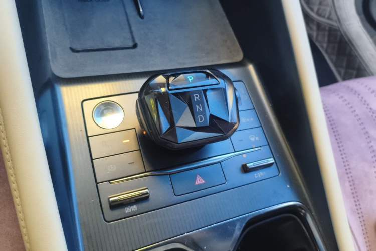 Used BYD Song L EV 2024 662 km Beyond Edition Gear Lever