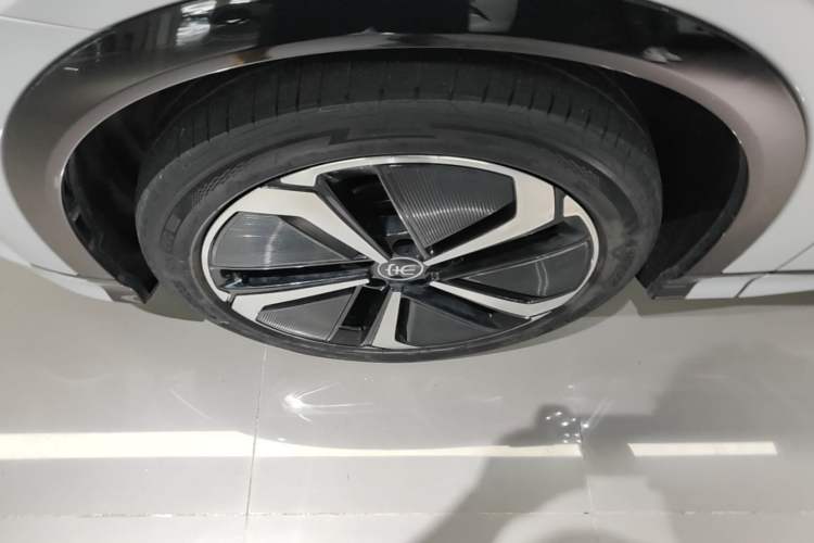 Used BYD Song L EV 2024 662 km Excellence Version Left Front Wheel Hub