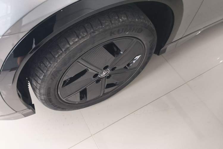 Used BYD Song L EV 2024 550 km Excellence Version Left Front Wheel Hub
