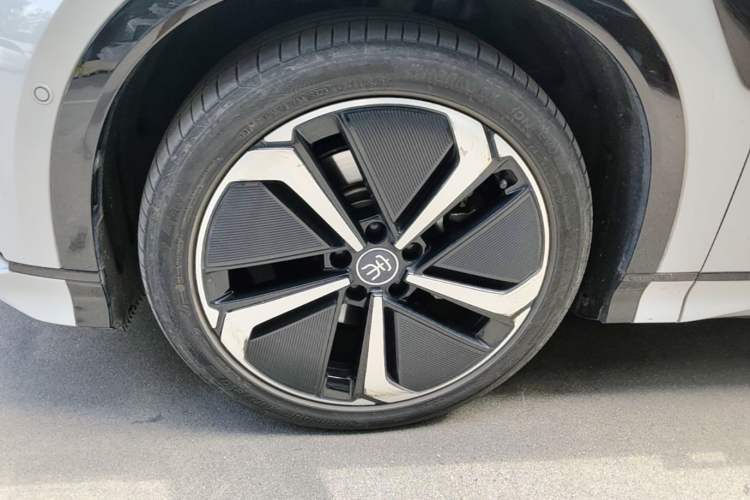 Used BYD Song L EV 2024 662 km Excellence Version Left Front Wheel Hub