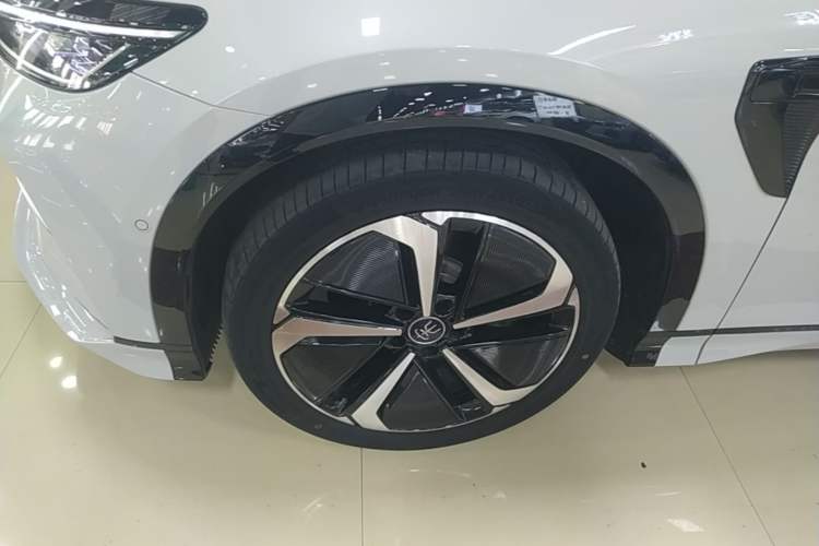 Used BYD Song L EV 2024 550 km Excellence Version Left Front Wheel Hub