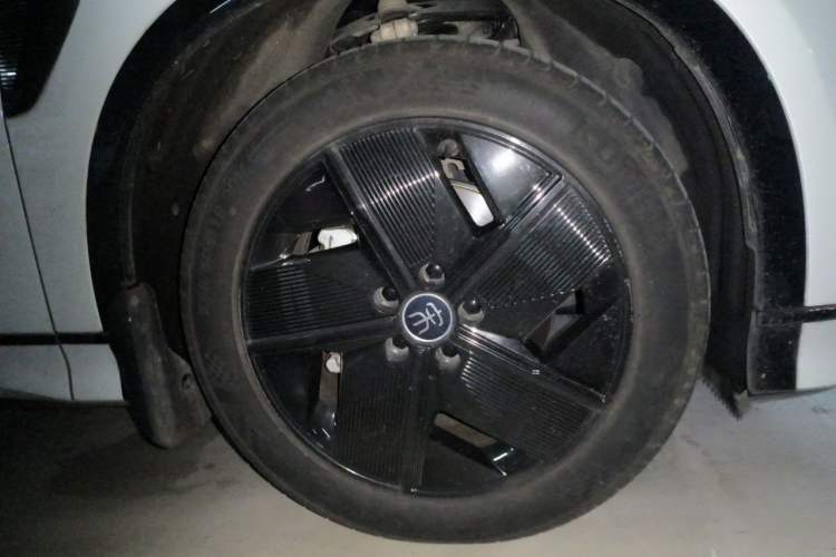 Used BYD Song L EV 2024 550 km Excellence Version Right Front Wheel Hub