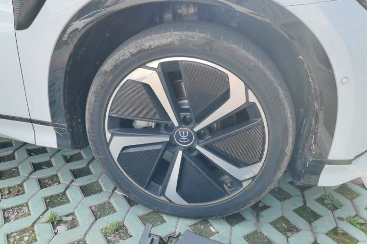 Used BYD Song L EV 2024 662 km Excellence Version Right Front Wheel Hub