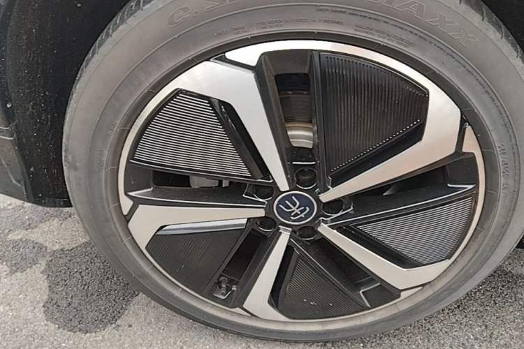 Used BYD Song L EV 2024 662 km Excellence Version Right Rear Wheel Hub