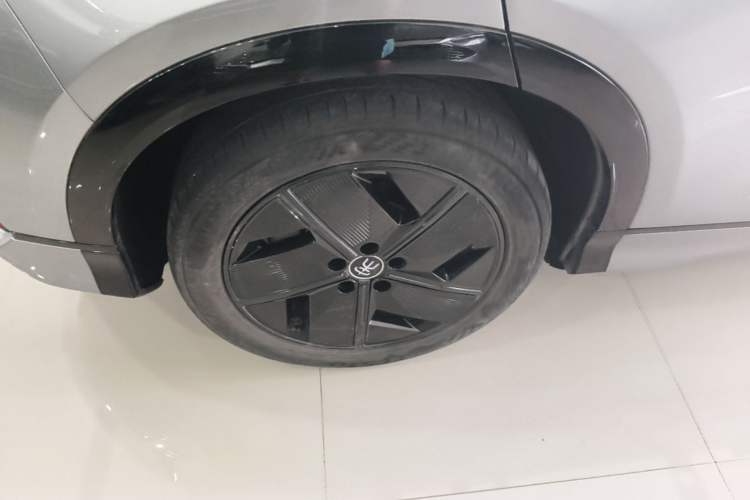 Used BYD Song L EV 2024 550 km Excellence Version Right Rear Wheel Hub