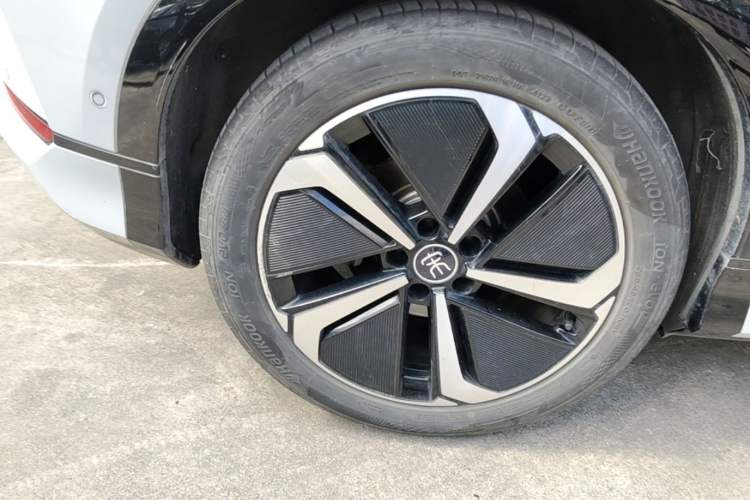Used BYD Song L EV 2024 662 km Excellence Version Right Rear Wheel Hub