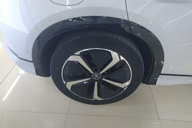 Used BYD Song L EV 2024 550 km Excellence Version Right Rear Wheel Hub