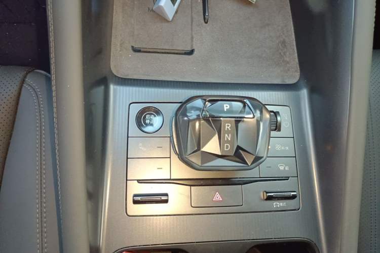 Used BYD Song L EV 2024 662 km Beyond Edition Gear Lever