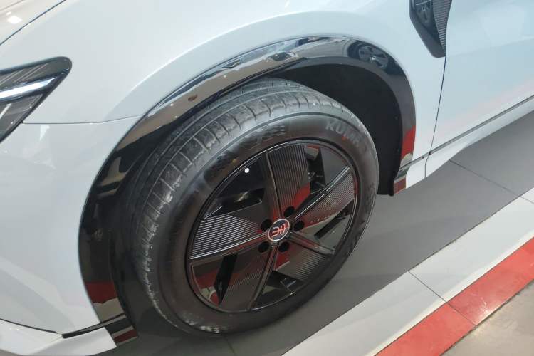 Used BYD Song L EV 2024 550 km Excellence Version Left Front Wheel Hub