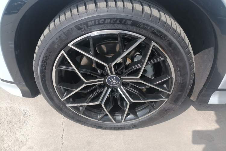 Used BYD Song L EV 2024 662 km Excellence Version Left Front Wheel Hub