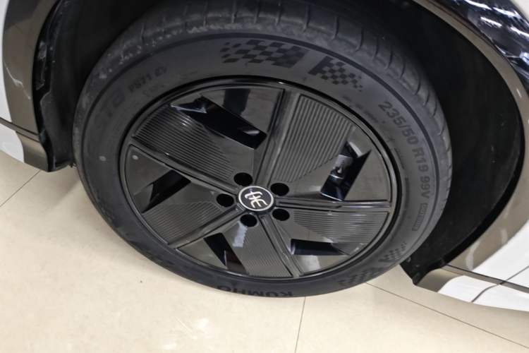Used BYD Song L EV 2024 550 km Excellence Version Left Front Wheel Hub