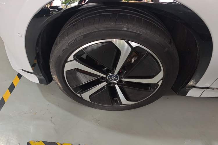 Used BYD Song L EV 2024 662 km Excellence Version Left Front Wheel Hub
