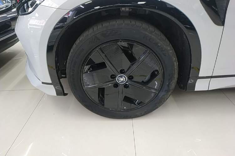 Used BYD Song L EV 2024 550km Beyond Edition Left Front Wheel Hub
