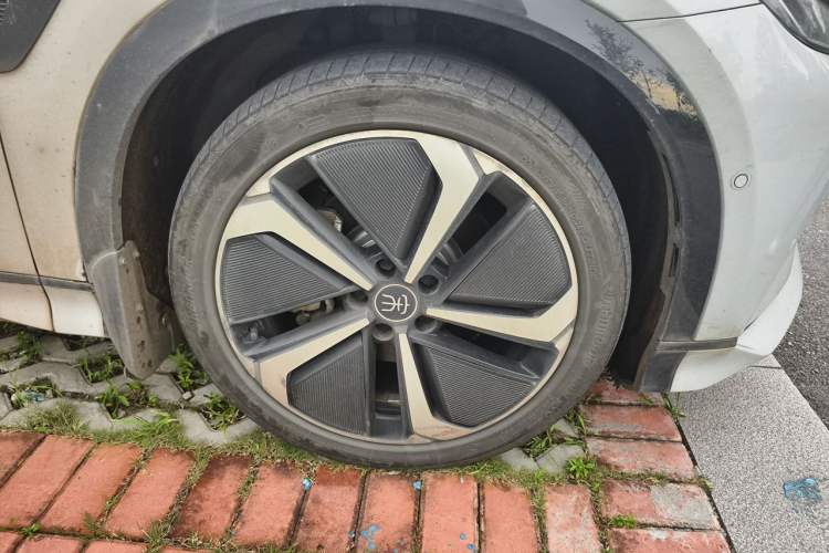 Used BYD Song L EV 2024 662 km Excellence Version Right Front Wheel Hub