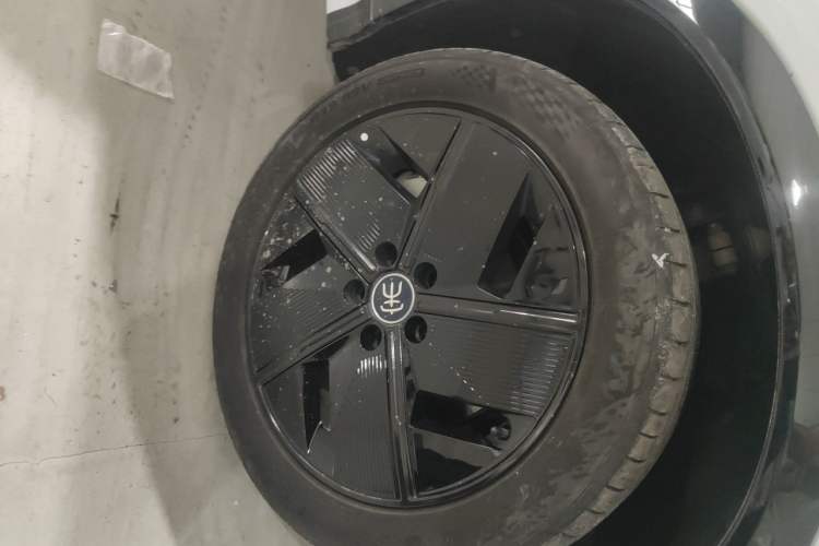 Used BYD Song L EV 2024 550 km Excellence Version Right Front Wheel Hub