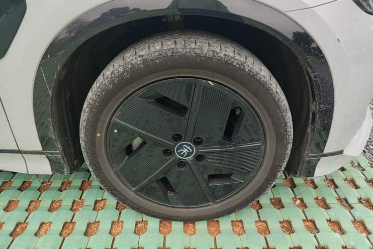 Used BYD Song L EV 2024 550 km Excellence Version Right Front Wheel Hub