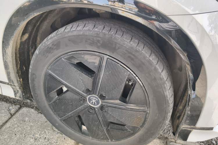 Used BYD Song L EV 2024 550 km Excellence Version Right Front Wheel Hub