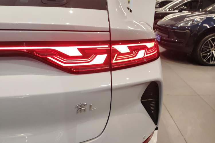 Used BYD Song L EV 2024 550 km Excellence Version Right Rear Taillight