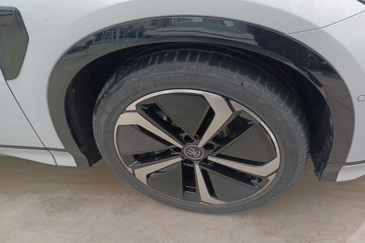 Used BYD Song L EV 2024 662 km Excellence Version Right Rear Wheel Hub