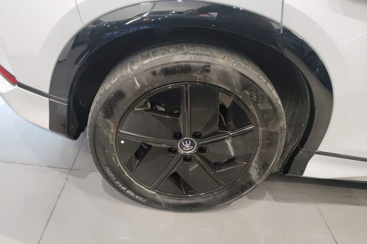 Used BYD Song L EV 2024 550 km Excellence Version Right Rear Wheel Hub