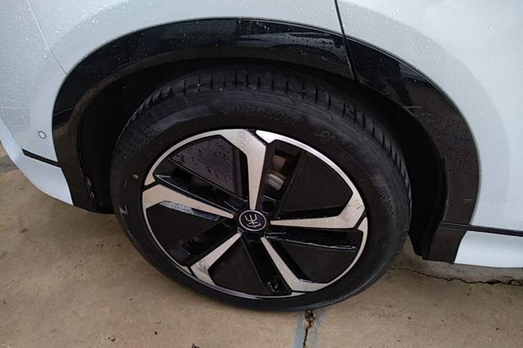 Used BYD Song L EV 2024 662 km Excellence Version Right Rear Wheel Hub