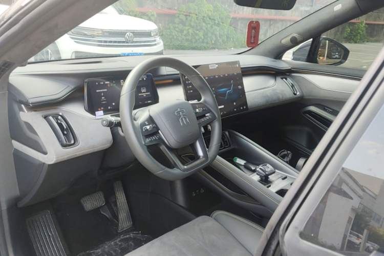 Used BYD Song L EV 2025 Intelligent Driving Version 602 km Range LiDAR-equipped All-Wheel-Drive Type Center Console