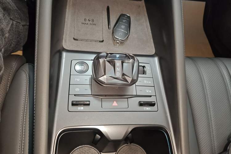 Used BYD Song L EV 2025 Intelligent Driving Version 662 km LiDAR Excellence Edition Gear Lever