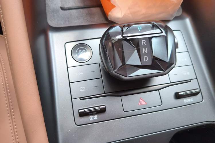 Used BYD Song L EV 2025 Intelligent Driving Version 662 km Beyond-Range Edition Gear Lever