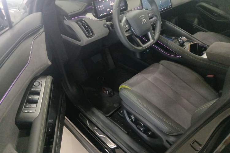 Used BYD Song L EV 2025 Intelligent Driving Version 602 km Range LiDAR-equipped All-Wheel-Drive Type Interior 3