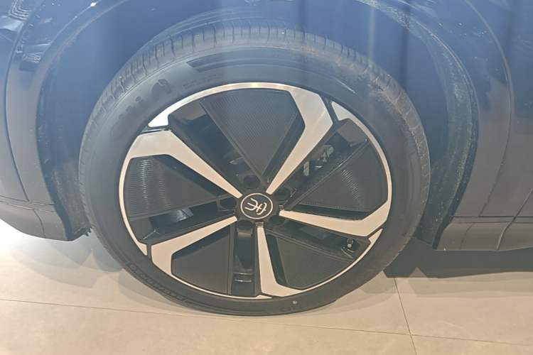 Used BYD Song L EV 2025 Intelligent Driving Version 662 km LiDAR Excellence Edition Left Front Wheel Hub