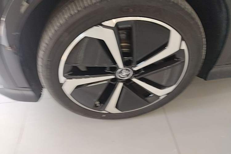 Used BYD Song L EV 2025 Intelligent Driving Version 662 km LiDAR Excellence Edition Left Front Wheel Hub