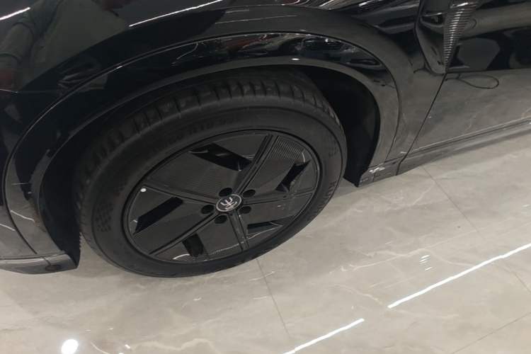 Used BYD Song L EV 2025 550 km Excellence Version Left Front Wheel Hub