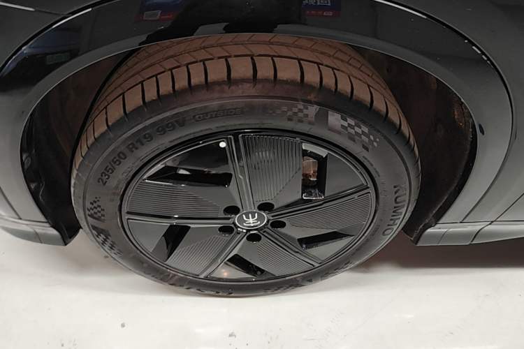Used BYD Song L EV 2025 550 km Excellence Version Left Front Wheel Hub