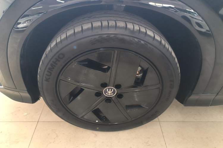 Used BYD Song L EV 2025 550 km Excellence Version Left Front Wheel Hub