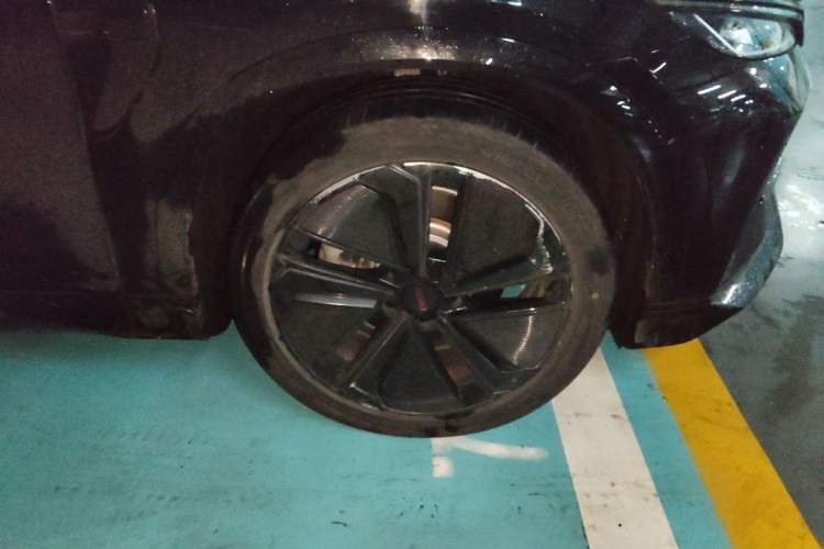Used BYD Song L EV 2025 662 km Ultra-Range Version Right Front Wheel Hub