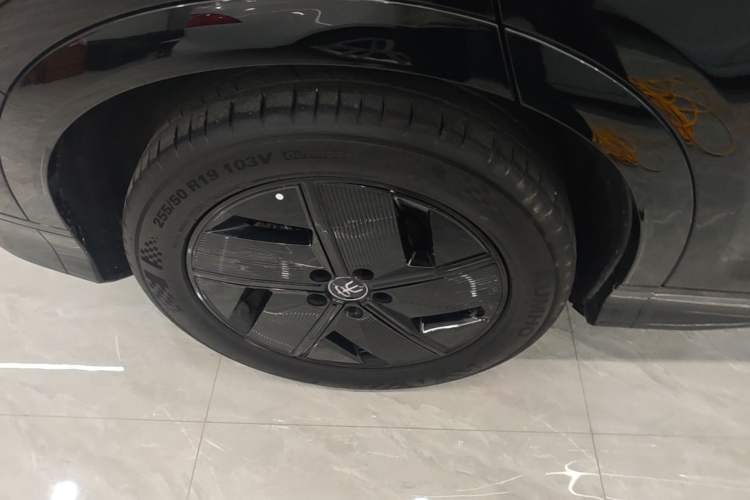 Used BYD Song L EV 2025 550 km Excellence Version Right Rear Wheel Hub
