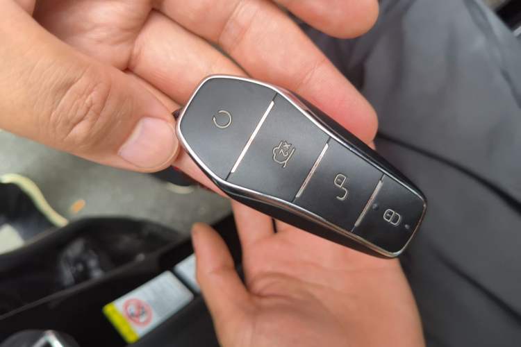Used BYD Song L EV 2025 Intelligent Driving Version 662 km Beyond-Range Edition Vehicle Key