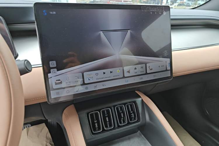 Used BYD Song L EV 2025 662 km Ultra-Range Version Audio And AC Panel