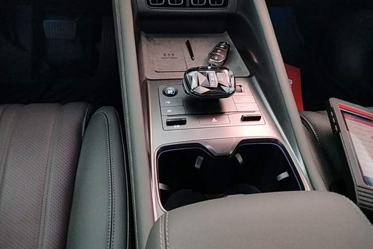 Used BYD Song L EV 2025 Intelligent Driving Version 662 km LiDAR Excellence Edition Gear Lever