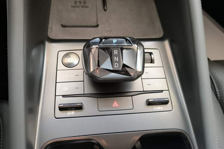 Used BYD Song L EV 2025 Intelligent Driving Version 662 km LiDAR Excellence Edition Gear Lever