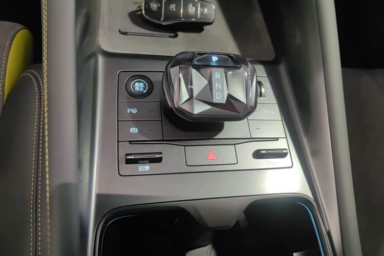 Used BYD Song L EV 2025 Intelligent Driving Version 602 km Range LiDAR-equipped All-Wheel-Drive Type Gear Lever