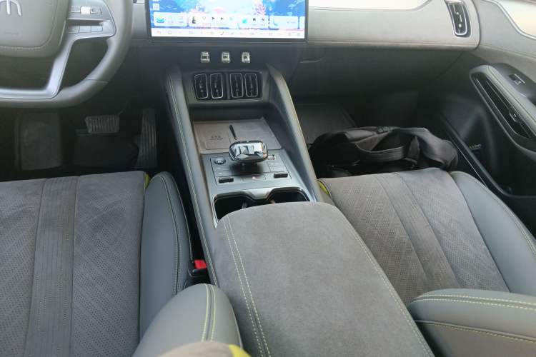 Used BYD Song L EV 2025 Intelligent Driving Version 602 km Range LiDAR-equipped All-Wheel-Drive Type Gear Lever