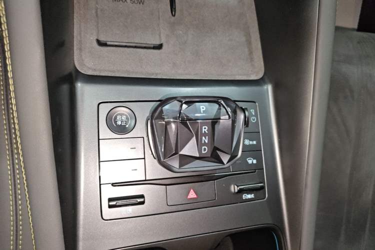 Used BYD Song L EV 2025 Intelligent Driving Version 602 km Range LiDAR-equipped All-Wheel-Drive Type Gear Lever