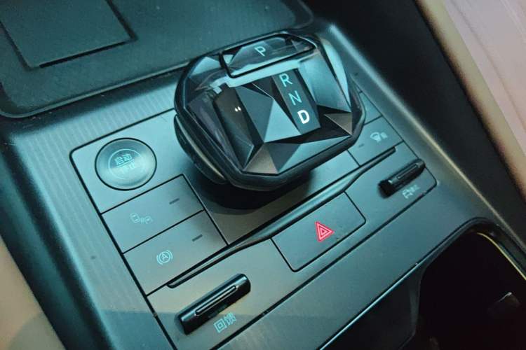 Used BYD Song L EV 2025 550 km Excellence Version Gear Lever