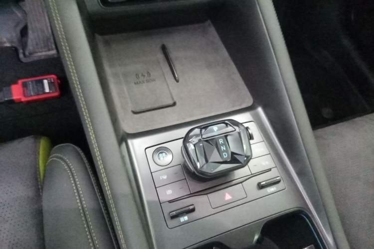 Used BYD Song L EV 2025 Intelligent Driving Version 602 km Range LiDAR-equipped All-Wheel-Drive Type Gear Lever