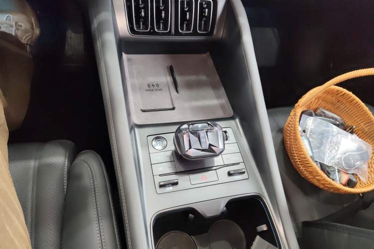 Used BYD Song L EV 2025 Intelligent Driving Version 662 km LiDAR Excellence Edition Gear Lever