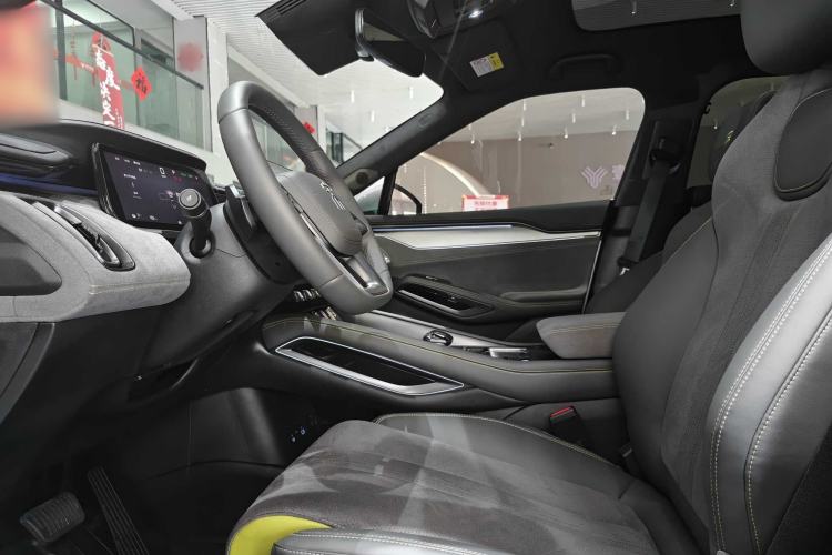Used BYD Song L EV 2025 Intelligent Driving Version 602 km Range LiDAR-equipped All-Wheel-Drive Type Interior 1