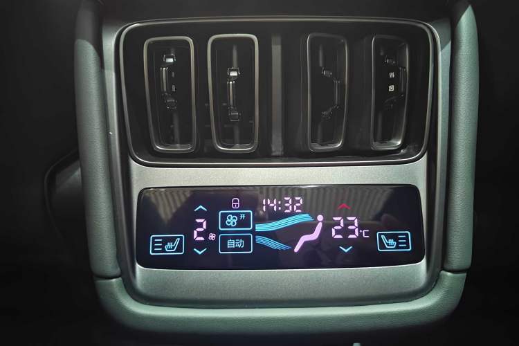 Used BYD Song L EV 2025 Intelligent Driving Version 602 km Range LiDAR-equipped All-Wheel-Drive Type Interior 11