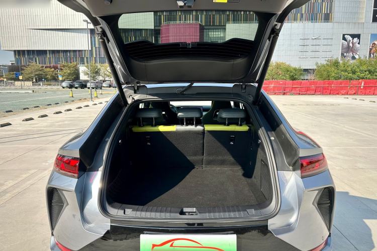 Used BYD Song L EV 2025 Intelligent Driving Version 602 km Range LiDAR-equipped All-Wheel-Drive Type Interior 11